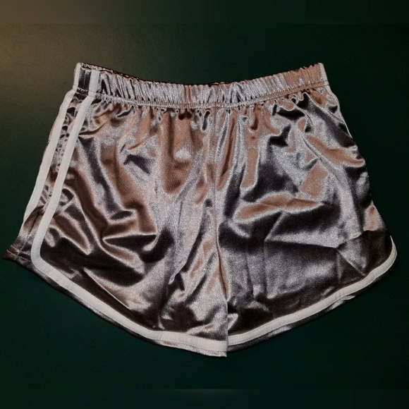 Pants - ☆NWT☆ Stretchy Silver & White Shorts